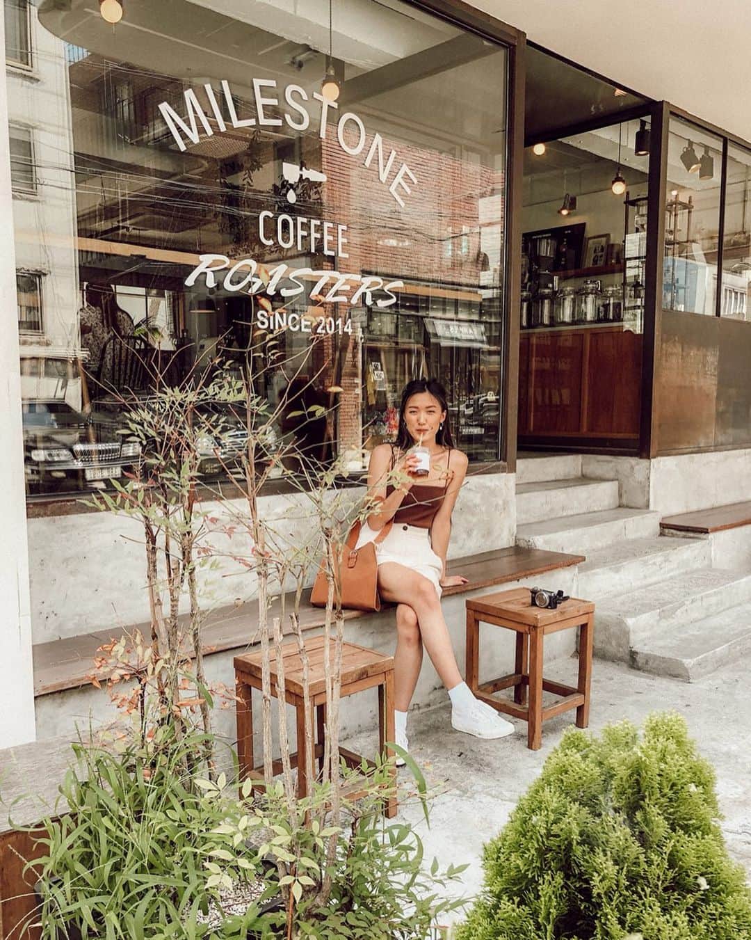 W E Y L I Eのインスタグラム：「Found a cute neighborhood with cute cafes.  My kinda place ☕️」