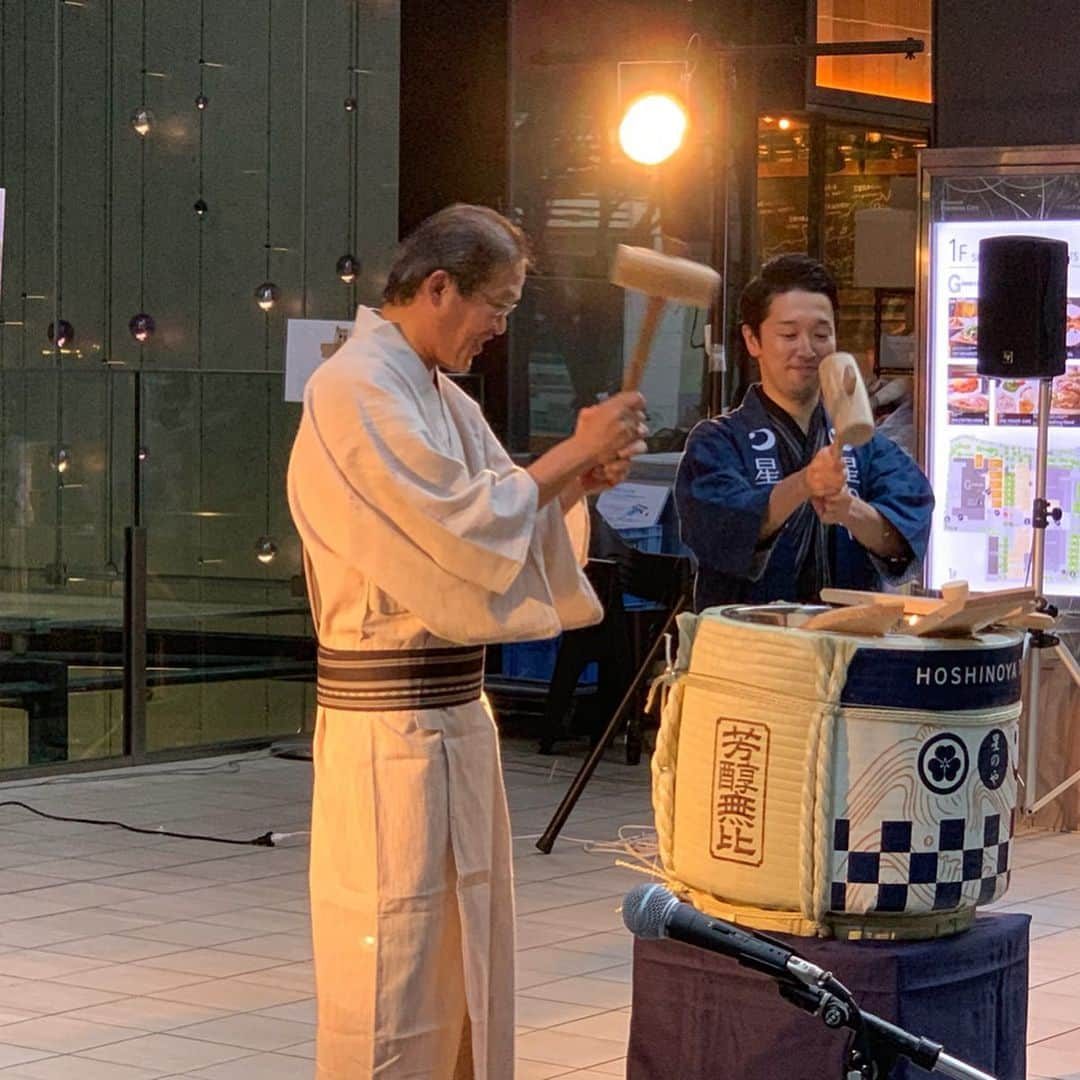 大桃美代子さんのインスタグラム写真 - (大桃美代子Instagram)「東京の大手町縁日に。  第2回の大手町仲通りでの開催です。  星のや東京さんの前から人力車に乗れました。  オープニングは三菱地所、星のや東京の赤羽総支配人の挨拶と、鏡開き。  赤羽総支配人若い！！ 大手ディベロッパーとのコラボは、  街の賑わいつくりの基本を見させていただいているようでした。  星のやさんは、街づくりや、地域活性化のヒントがたくさんあります。  縁日では賑わいと、小判、お金まで作っていました。  屋台巡りについては、  8／13日のブログに書いています。  フォトスポットもあり、SNSで盛り上がる、令和元年の縁日。  楽しい夜です。  #大手町縁日令和元年 #大手町縁日#星のや東京 #三菱地所#雅楽#賑わいつくり#大手町#tokyo #夏休み#hoshinoyatokyo #hoshinoya #星のや東京 #街づくり#人力車#夏休み#おすすめ#お祭り#日本ツアーズ#スターフライヤー#スタフラタイペイ#夏のおでかけ」8月13日 6時00分 - miyoko_omomo