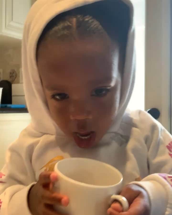 ラッセル・ウィルソンのインスタグラム：「Hot Chocolate, Nike Hoodies, & All Smiles. Baby SiSi @Ciara ❤️❤️❤️」