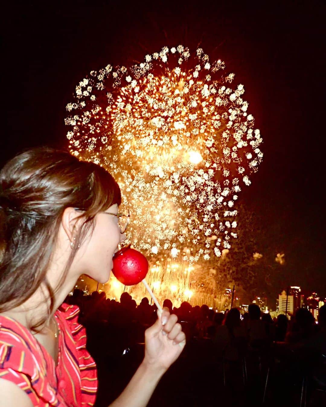 阪本智子さんのインスタグラム写真 - (阪本智子Instagram)「🎆♡ #なにわ淀川花火大会 今年も行ってきました٩( ᐖ )۶🎶 毎年、大迫力‼️ やっぱり感動するなぁ🤣✨✨ 花火の前には少しだけ屋台も楽しめたし、 大満足の花火大会になりました🍧︎💕︎ #感動のおすそ分け ＊ #fireworks #fireworks🎆 #fireworksdisplay #carnival #summercarnival #applecandy #花火 #花火大会 #お祭り #夏祭り #りんご飴 #阪本智子」8月13日 6時06分 - tomoko_sakamoto423