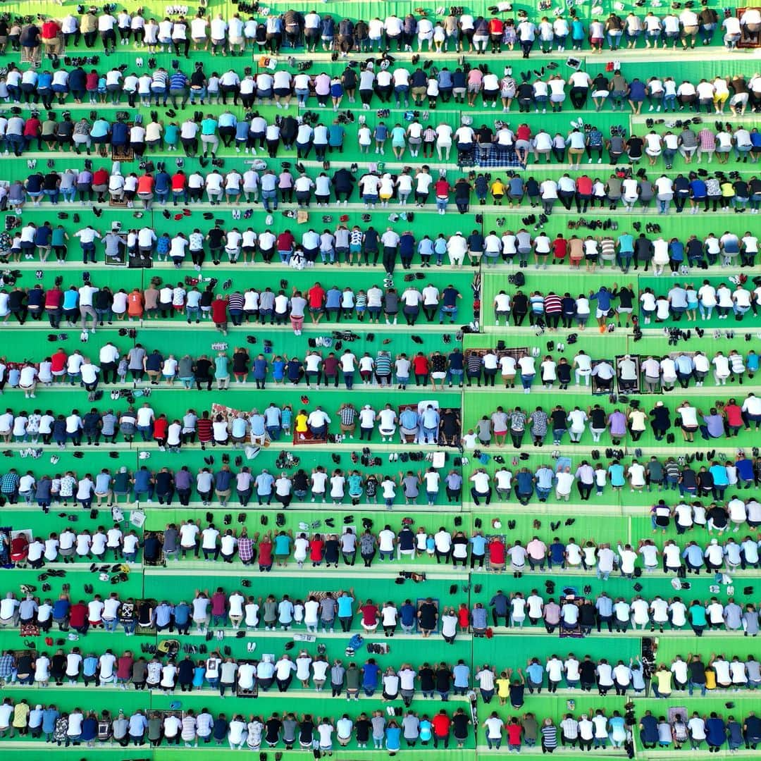 AFP通信さんのインスタグラム写真 - (AFP通信Instagram)「AFP Photo 📷 @gentshkullaku - This aerial photo taken on August 11, 2019, shows Albanian Muslims praying at Skenderbej square in Tirana during the Eid al-Adha Festival. Muslims across the world are celebrating the annual festival of Eid al-Adha, or the festival of sacrifice, which marks the end of the Hajj pilgrimage to Mecca and commemorates prophet Abraham's readiness to sacrifice his son to show obedience to God.」8月13日 6時17分 - afpphoto