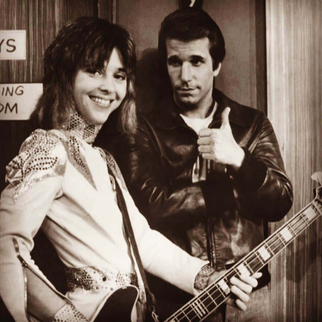 ロブ・ゾンビのインスタグラム：「The Fonz just found out Suzi Quatro has a song in the film 3 FROM HELL!  Check it out September 16-17-18 on the big screen. Go to www.fathomevents.com for tickets now! 🔥🔥🔥🔥🔥#3fromhell #robzombie #sherimoonzombie #richardbrake #billmoseley #sidhaig #suziquatro #thefonz #freethethree」
