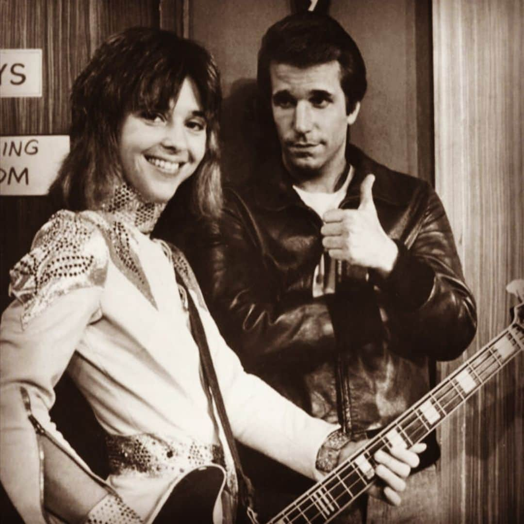 ロブ・ゾンビさんのインスタグラム写真 - (ロブ・ゾンビInstagram)「The Fonz just found out Suzi Quatro has a song in the film 3 FROM HELL!  Check it out September 16-17-18 on the big screen. Go to www.fathomevents.com for tickets now! 🔥🔥🔥🔥🔥#3fromhell #robzombie #sherimoonzombie #richardbrake #billmoseley #sidhaig #suziquatro #thefonz #freethethree」8月13日 6時19分 - robzombieofficial