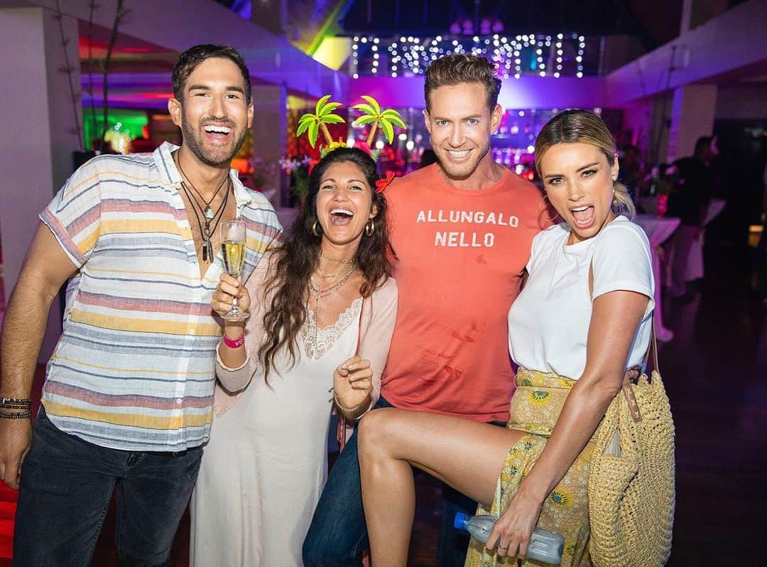 アリエル・ヴァンデンバーグさんのインスタグラム写真 - (アリエル・ヴァンデンバーグInstagram)「I’m back home now! Just looking back on some Love Island wrap party photos. Wow I feel so lucky! Every single person on this crew was unbelievable. Incredible hard working humans. It’s not easy shooting a show that airs hours later 5 nights a week! So I gatta hand it to every single person who made Love Island happen! Great job guys I love you all! And I can’t wait for season 2!!! 😍🌴💕」8月13日 6時23分 - arielle