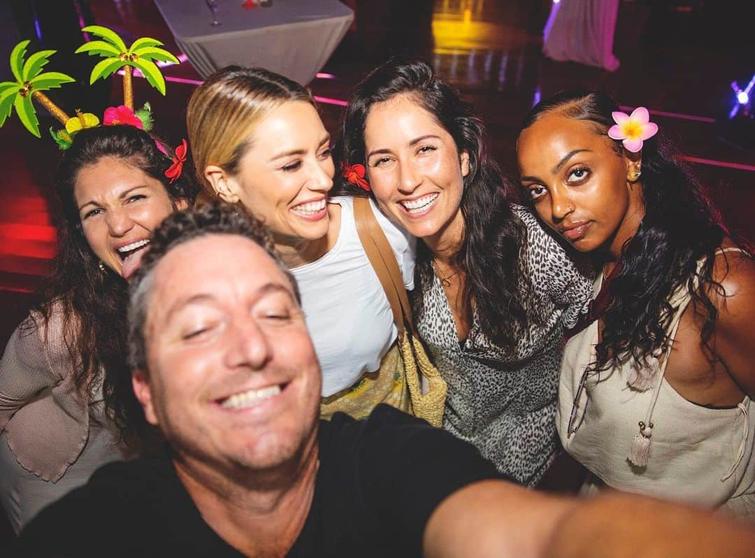 アリエル・ヴァンデンバーグさんのインスタグラム写真 - (アリエル・ヴァンデンバーグInstagram)「I’m back home now! Just looking back on some Love Island wrap party photos. Wow I feel so lucky! Every single person on this crew was unbelievable. Incredible hard working humans. It’s not easy shooting a show that airs hours later 5 nights a week! So I gatta hand it to every single person who made Love Island happen! Great job guys I love you all! And I can’t wait for season 2!!! 😍🌴💕」8月13日 6時23分 - arielle