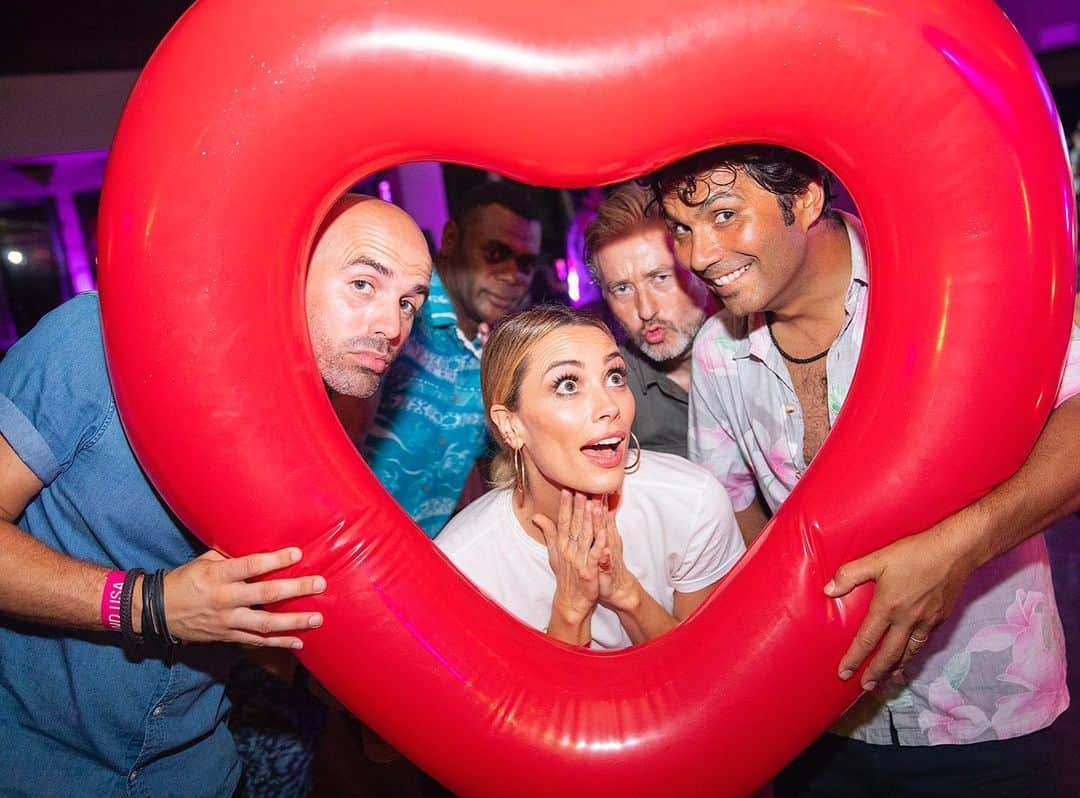 アリエル・ヴァンデンバーグさんのインスタグラム写真 - (アリエル・ヴァンデンバーグInstagram)「I’m back home now! Just looking back on some Love Island wrap party photos. Wow I feel so lucky! Every single person on this crew was unbelievable. Incredible hard working humans. It’s not easy shooting a show that airs hours later 5 nights a week! So I gatta hand it to every single person who made Love Island happen! Great job guys I love you all! And I can’t wait for season 2!!! 😍🌴💕」8月13日 6時23分 - arielle