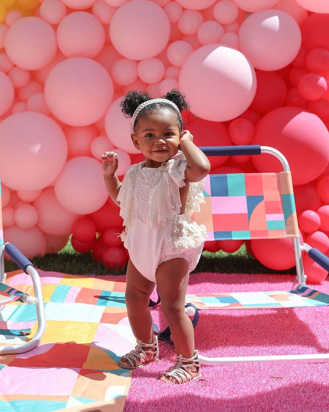 シャネル・イマンのインスタグラム：「Birthday Girl 🎈 📸 @pattyothonphotography @kbellesdesign @babyblissprops」