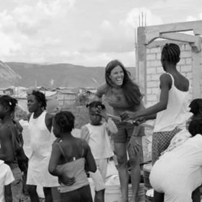 ケリー・キローレン・ベンサイモンさんのインスタグラム写真 - (ケリー・キローレン・ベンサイモンInstagram)「To the beautiful children in Haiti. @seabensimon and I went to Port -au- Prince with only backpacks to build wells with @generosity_org  the day after I retired from #RHONY. I thought we were doing something to help the families, but we realized these children and families helped us right back. With nothing, they smile. With one pair of shoes, they attend school. With one roof, they shelter a family. Thank you Haiti for showing us what hope and kindness looks like. #bebetter #philanthropy #kindness #haiti」8月13日 6時37分 - kellybensimon