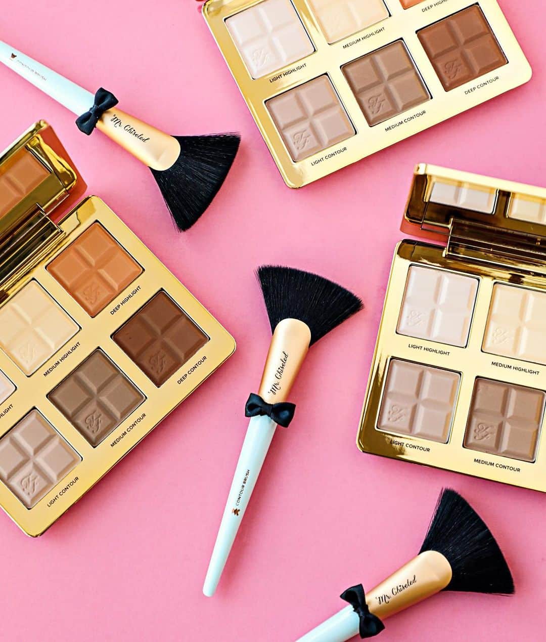 Too Facedさんのインスタグラム写真 - (Too FacedInstagram)「Sculpt like a pro with the easiest contouring palette you’ve ever experienced! 😉 Our Cocoa Contour Palette pairs perfectly with our Mr. Chiseled Contour Brush! ✨ #toofaced」8月13日 6時41分 - toofaced