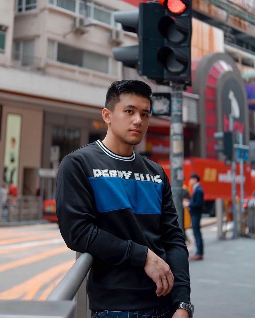 ペリーエリスのインスタグラム：「@iamtomreuh makes a bold statement in our Logo Sweatshirt. Tap to shop. #PerryEllis #LifeReadySince1976 #repost」