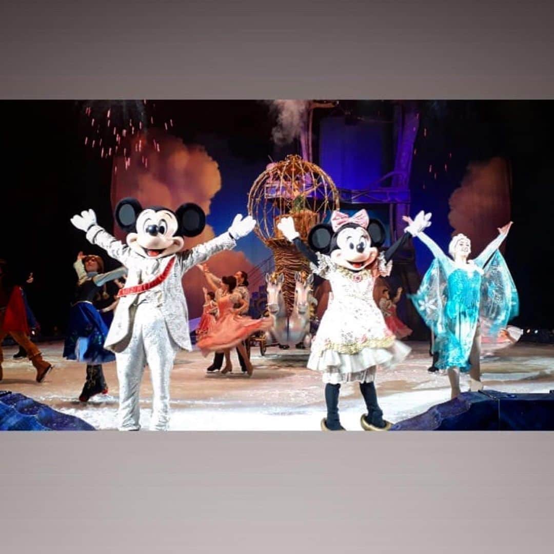 アレクシ・ギレスのインスタグラム：「Congrats on officially finishing the ‘18/‘19 tour D-27 Dream Big✨🌟❤️⛸ #disneyonice #disneyonice2019 * * *  #bestjob #mickey  #minnie #bestboss #tour #skate #skaters #iceskating #worldtour #queen #elsa #icequeen #lyfs #liveyourstory」
