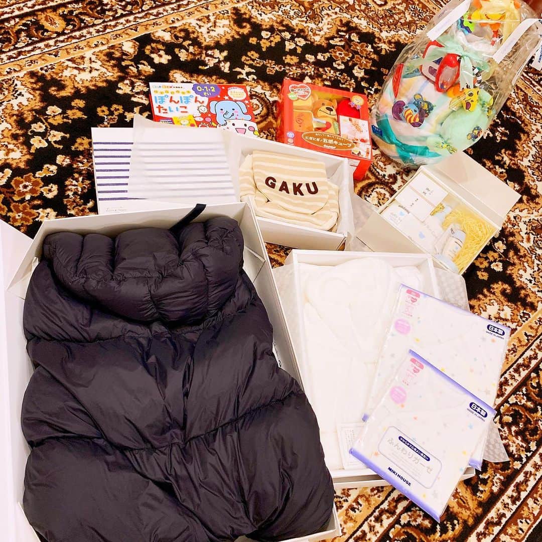 琴菜さんのインスタグラム写真 - (琴菜Instagram)「名古屋の親戚からマスカットが届いた🍇🍇暑いから冷えたマスカットをパクパク食べてしまう💦💦食べすぎてお腹壊さないようにしないとねww  先日頂いた息子へのプレゼントたち🐣🎁🍼 実用性満載のプレゼントばかりで大助かり💕⭐️⭐️本当に嬉しすぎる😍😍今のベビー・子供用品ってすごくこだわって作られてるね！！絵本一つにしても、おもちゃや洋服の素材にしてもベビーケープにしても！！ベビー用品ってすごいな〜、よく考えて出来てるな〜🤔✨✨ 今日からお盆🧚🏿‍♂️🧚🏻‍♀️今年は沖縄も内地のお盆と同じ日だ✨沖縄と内地のお盆が同じ日って滅多にないからレアだね✨ お盆休みの方もお仕事の方も熱中症には気をつけて🥵  #マスカット #フルーツ #防寒ケープ #ベビーカーケープ #ベビーケープ #絵本 #おもちゃ #おむつケーキ #おくるみ #肌着 #ベビー用品 #ベビーケア用品 #おむつケーキ #リュック #お盆 #沖縄 #旧暦」8月13日 6時53分 - dj_singer_kotona
