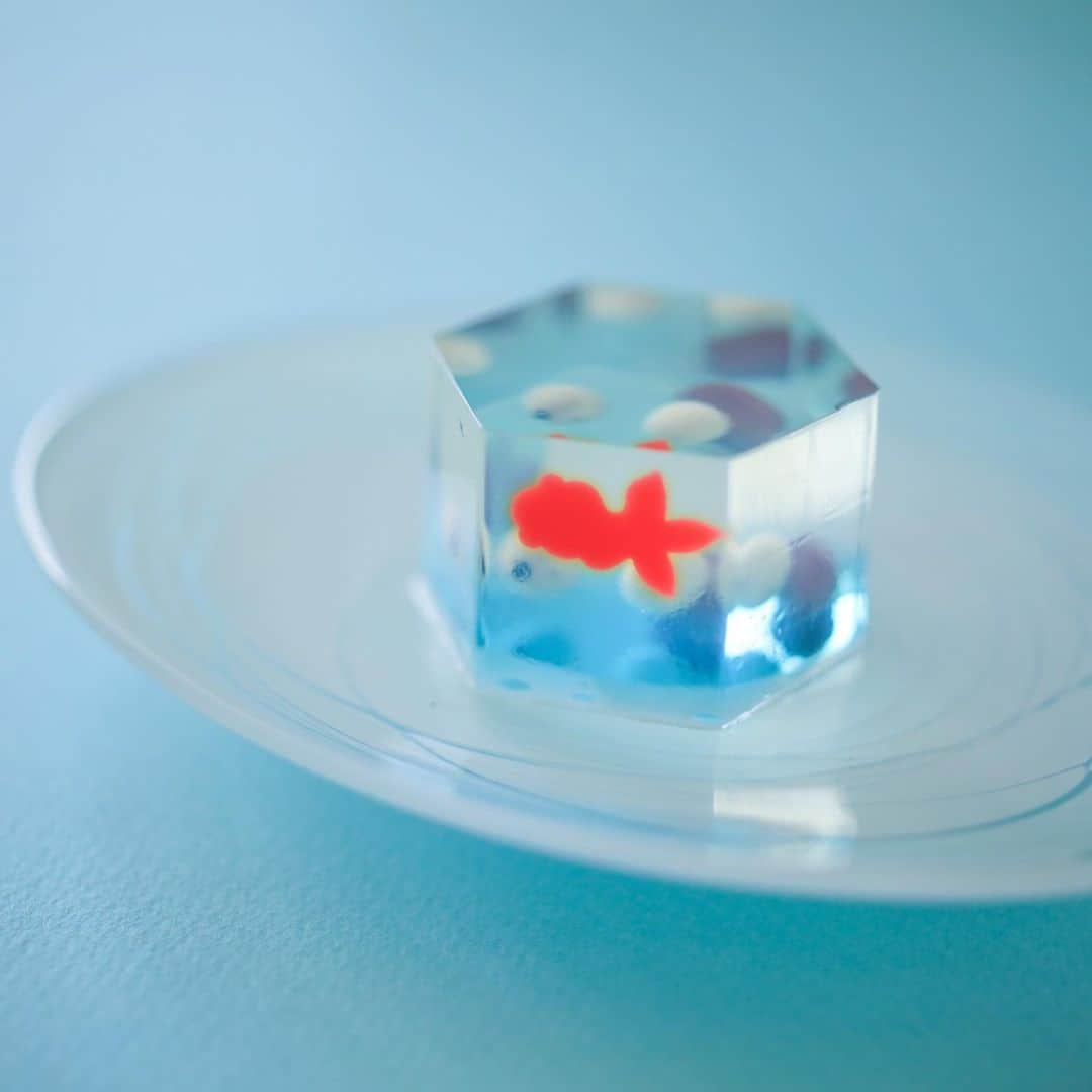 のインスタグラム：「今日の和菓子は錦玉で作った金魚です。 撮影 用に作成しました。  フェイスブックページのいいね！もよろしくお願いします。 https://www.facebook.com/shishisu/ Today's wagashi is goldfish with Agar. The sweets I've made for the shooting. #福泉堂  #和菓子  #おいしい #funny #my_eos_photo #出雲  #wp_delicious_jp #カメラ好きな人と繋がりたい  #写真好きな人と繋がりたい　 #model #handmade　 #as_archive #Japan #wagashi  #جميل #красивый #ファインダー越しの世界 #design #work #ig_color  #일본디저트  #Mignon  #igfood #lifestylenipponpic #photooftheday #สวย #sweets #kawaii #夏」