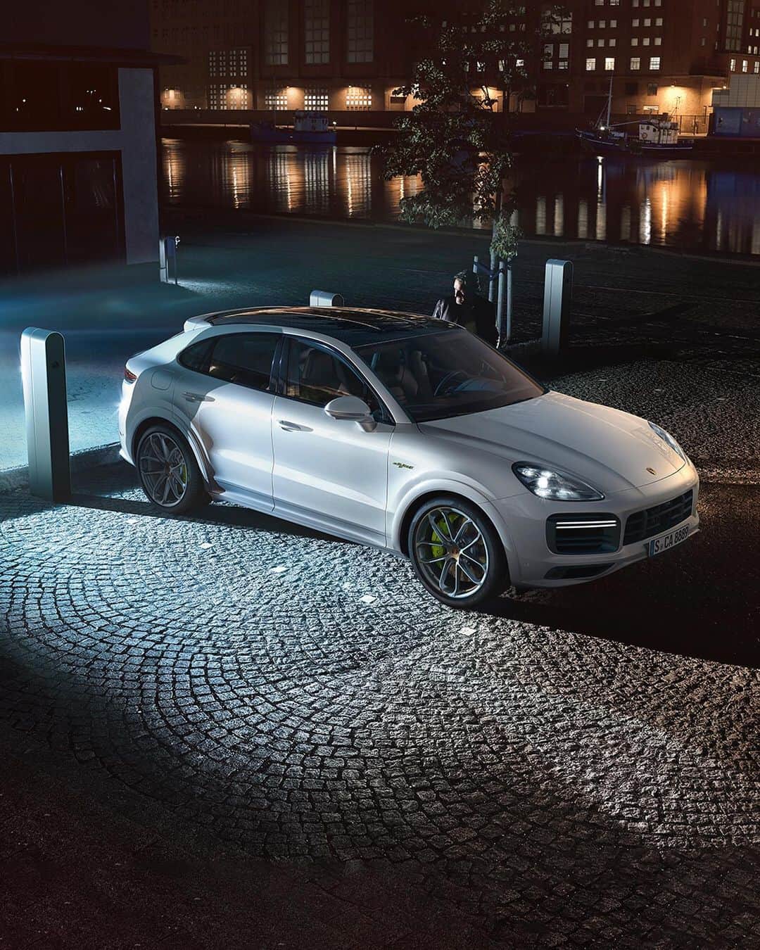 Porscheさんのインスタグラム写真 - (PorscheInstagram)「The Cayenne Turbo S E-Hybrid and the Cayenne Turbo S E-Hybrid Coupé are the most powerful Cayenne models we’ve ever built. Both plug-in hybrids generate a system output 680PS and can drive up to 40km with zero emissions. Tell us below what you think. #PorscheCayenne #CayenneTurboS #EHybrid _ Cayenne Turbo S E-Hybrid: Fuel consumption combined 3.9–3.7 l/100 km, electricity consumption 19.6–18.7 kWh/100 km, CO2 emissions combined 90–85 g/km;  Cayenne Turbo S E-Hybrid Coupé: Fuel consumption combined 3.9–3.7 l/100 km, electricity consumption 19.6–18.7 kWh/100 km, CO2 emissions combined 90–85 g/km」8月13日 7時00分 - porsche