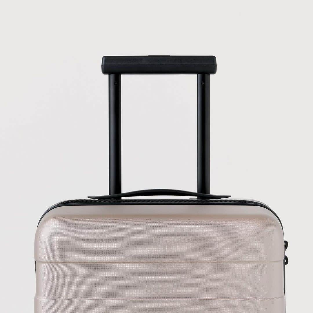 MUJI USAさんのインスタグラム写真 - (MUJI USAInstagram)「Perfect for last minute travels or weekend trips. The 35L Hard Carry Suitcase is designed to hold enough for 2-3 nights and is carry on size approved*. Shop the 35L Hard Carry Suitcase in stores and online for $99.90 through August 18. #muji #mujiusa #travel #mujitogo」8月13日 7時01分 - mujiusa