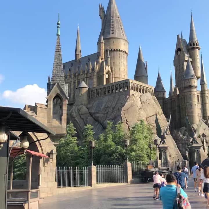 Mameのインスタグラム：「楽しかった余韻に浸りつつ今日から仕事です✨1週間頑張りましょう👍 ハリーポッターの入り口〜ホグワーツ城まで🧙‍♀️」