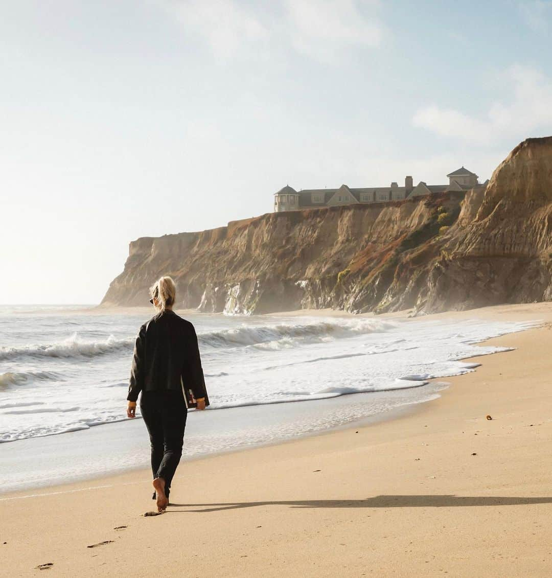 リッツ・カールトンさんのインスタグラム写真 - (リッツ・カールトンInstagram)「We’re looking back on #RCMemories of sunshine and sea during our tour of California with artist @TravelWriteDraw, and looking to new moments of inspiration at Ritz-Carlton properties around the world. ⁣ ⁣ #HalfMoonBay #California #WestCoast #CA #Cali #Coast #Pacific #Art #Beach #Sunshine #Waves #Travel #Travelgram #InstaTravel #TravelDiaries #PaidPartner #RCPartner」8月13日 7時12分 - ritzcarlton