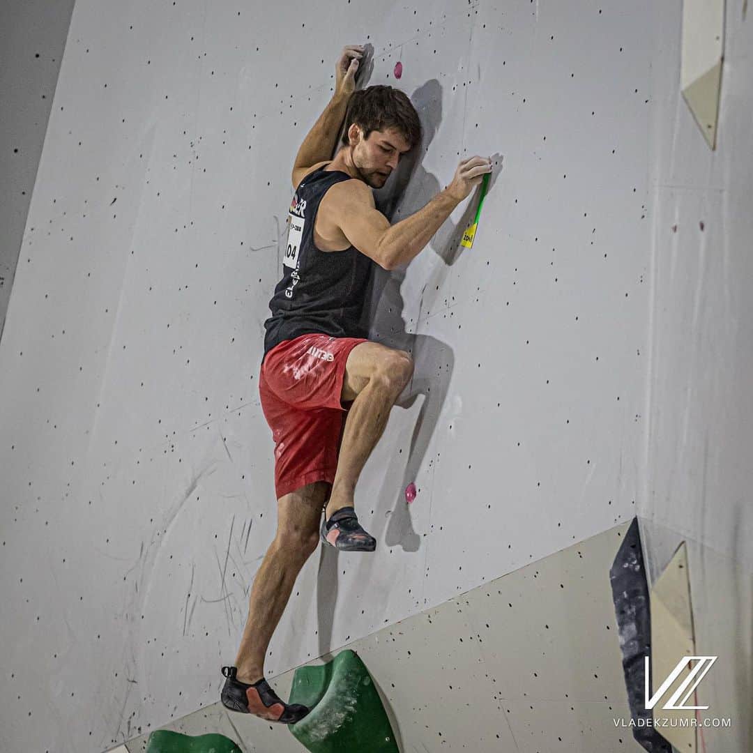 ヤン・ホイヤーのインスタグラム：「That’s the steepest boulder I climbed yesterday... but sometimes two slabs are enough to make semis 🤪 . @mammut_swiss1862  @madrockclimbing . 📷 @vladek_zumr」
