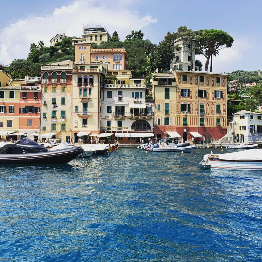 ジェシカ・キャプショーさんのインスタグラム写真 - (ジェシカ・キャプショーInstagram)「Sister love, teeny tiny cars, sun kissed buildings to swoon over, family all around and so much  laughter...❤️🇮🇹❤️」8月13日 7時24分 - jessicacapshaw