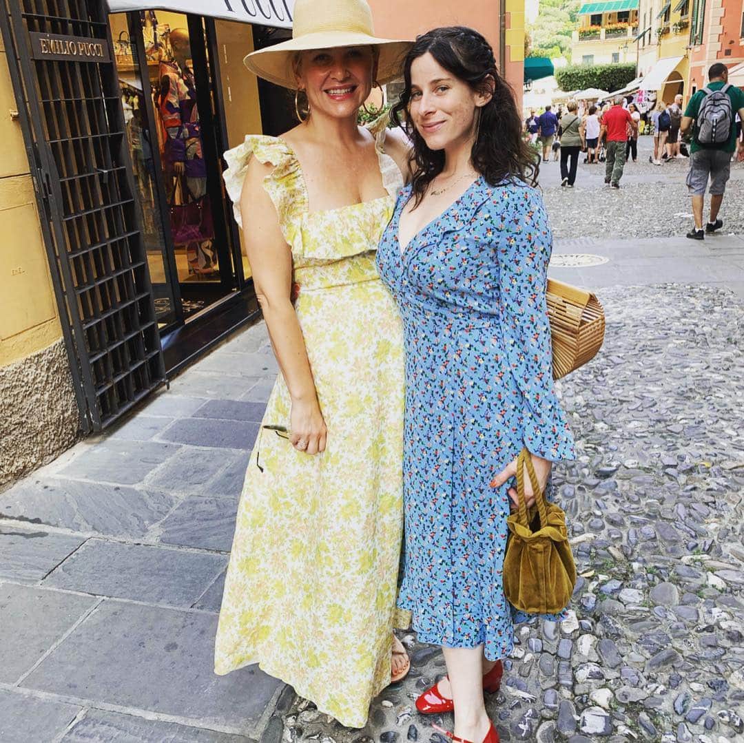 ジェシカ・キャプショーのインスタグラム：「Sister love, teeny tiny cars, sun kissed buildings to swoon over, family all around and so much  laughter...❤️🇮🇹❤️」