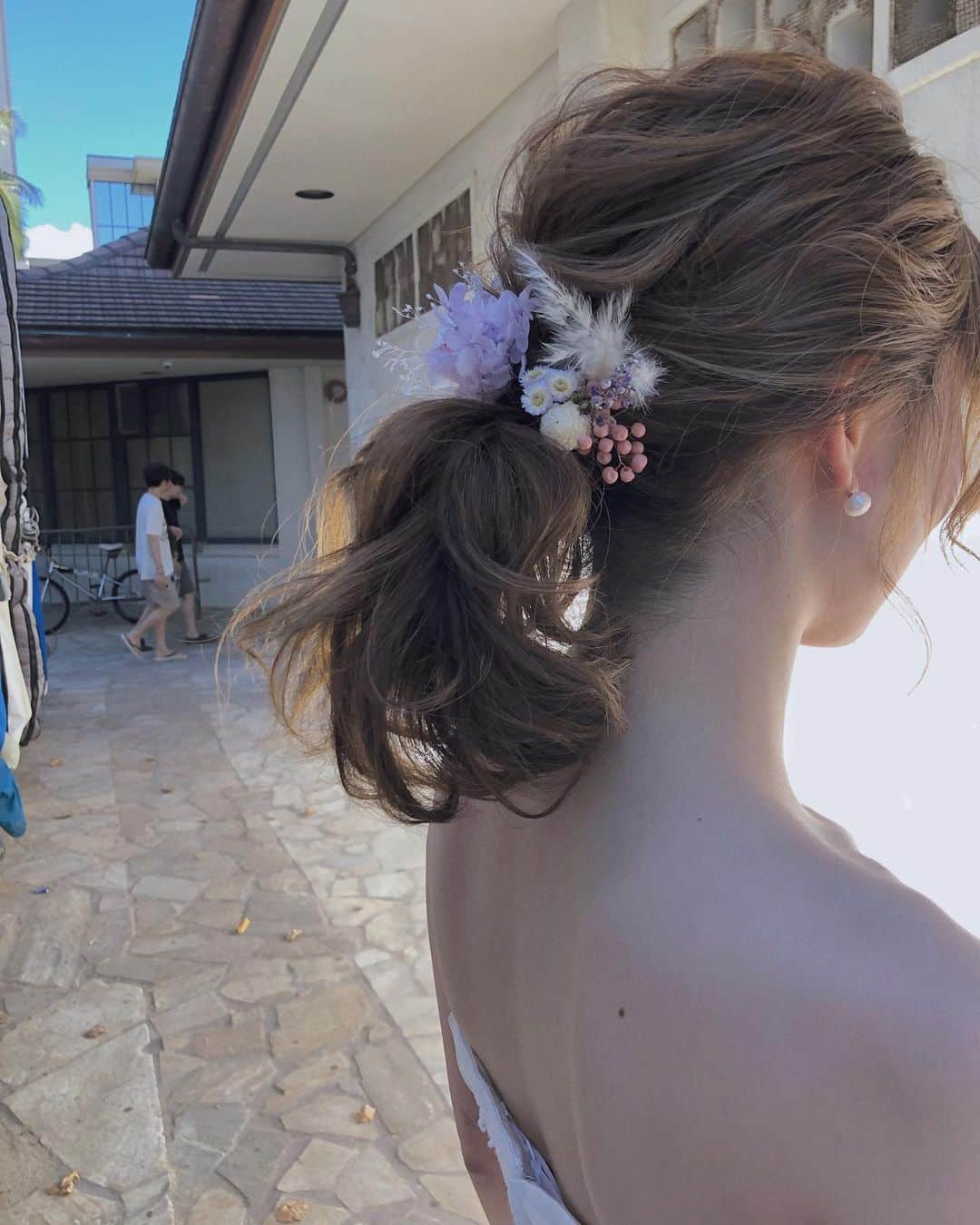 Yukari Ogayaさんのインスタグラム写真 - (Yukari OgayaInstagram)「Hawaii wedding Town shooting🐩 . . ポイント! お花をヘッドにつける時は アクセサリーは小ぶりに✨ .  Hair&makeup by @yukariogaya  #ハワイ#ブライダル#美容師#披露宴 #ブライダルヘア#ヘアアレンジ#プレ花嫁#花嫁#結婚式#結婚式準備#海外挙式#hawaiiwedding #ハワイヘアメイク#おしゃれ花嫁#エンゲージメントフォト #ウェディングフォト#ヘアチェンジ#入籍 #綺麗 #ゆるふわアレンジ#アニバーサリーフォト #婚約#ハワイ挙式#ウェディングヘア#花嫁準備#前撮り#2019秋婚 #持ち込みヘアメイク#リハーサルメイク#ビーチスタイル」8月13日 7時39分 - yukariogaya