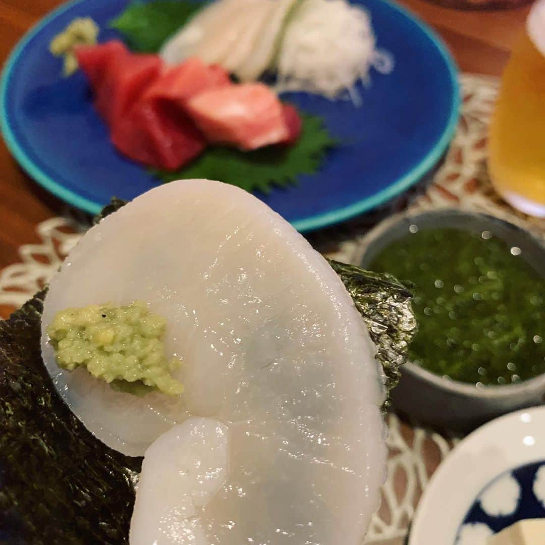 市橋有里のインスタグラム：「平貝をスーパーで見かけたので、お刺身だけ追加してあとは冷蔵庫の片付けごはん。おかげで冷蔵庫もスッキリw 今年のお盆はお仕事。台風が心配ですね。阿波踊りも心配ですが、かけっこ教室はいつもの教室+大阪教室があります。夏休みの子ども達の元気に負けないよう頑張ります♪良いお盆をお過ごし下さいね。 ・ #おはようございます #お盆 #おうちごはん #たんぱく質多め  #糖質オフ #ビールは飲む #浅漬け豆腐 (浅漬けを細かく切ってごま油で和える) #海苔で巻くお刺身 #めかぶ #春雨サラダ #麻婆豆腐 #青椒肉絲 #サーモンソテー #小料理屋あり」