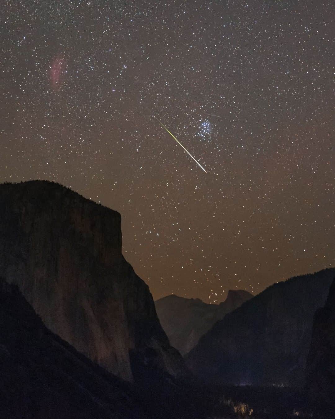 のインスタグラム：「Photo by Babak Tafreshi @babaktafreshi | The peak night of the Perseids meteor shower in Yosemite National Park, California. The iconic Half Dome and El Capitan sit under the rising Pleiades (also known as the Seven Sisters) and the pale patch of California Nebula (top left). This beautiful annual show peaks on the nights of August 12-13, with more meteors after midnight. This year the nearly full moon will hide some of the meteors, but the brighter fireballs still will turn on your sleepy eyes! The moon sets near 4 a.m., and depending on your position, in the one hour of dark sky before dawn, you may see one or two meteors appear each minute (far from light pollution). Perseids don’t necessarily appear near the shower radiant in the Perseus constellation; they can be anywhere in the sky. Follow me @babaktafreshi for more of astronomy and space photography.」