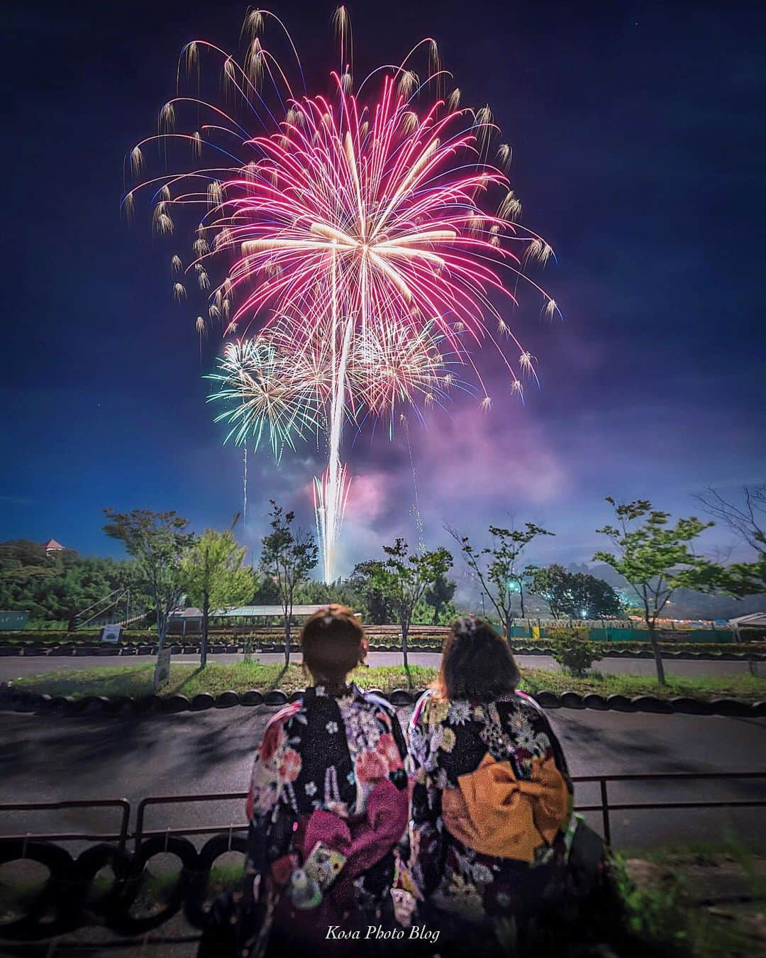 コサさんのインスタグラム写真 - (コサInstagram)「台風のせいで楽しみにしていた花火大会がどんどん減ってゆく…😭 花火難民になっているフォトグラファーの皆さん多いのでは？ 昨晩は、神戸からの帰りにハーベストの丘に寄り道して花火見てきました🎆 近くにいた浴衣のお二人にモデルになって頂きました🙏 . ※撮影許可頂いています👍 . Location:大阪 Osaka/ Japan Data:2019.8.12 . #花火 #大阪 #ハーベストの丘 #浴衣 #夏祭り#花火のセカイ2019 #apj_僕らの夏休み2019 #fireworks_jpn #team_jp_夏色2019 #s_shot_花火2019 #nipponpic_夏祭り2019 #saison_su2019 #pics_jp #colorsjp #ファインダー越しの私の世界 #Lovers_Nippon_Portrait #as_archive #jp_portrait部 #jp_mood #japan_bestpic_ #lovers_amazing_group #photo_travelers #photo_shorttrip #japantravelphoto #jalan_travel #raw_japan  #beautifuldestinations #ig_myshot #master_shots #ハーベストの丘フォトコンテスト」8月13日 7時41分 - kosa_photo