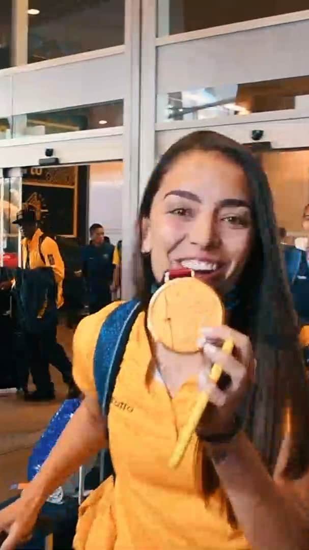 サッカー コロンビア代表チームのインスタグラム：「Así fue la llegada al país de nuestras campeonas panamericanas.🥇💪🏼🇨🇴 #CorazónDeGuerreras」
