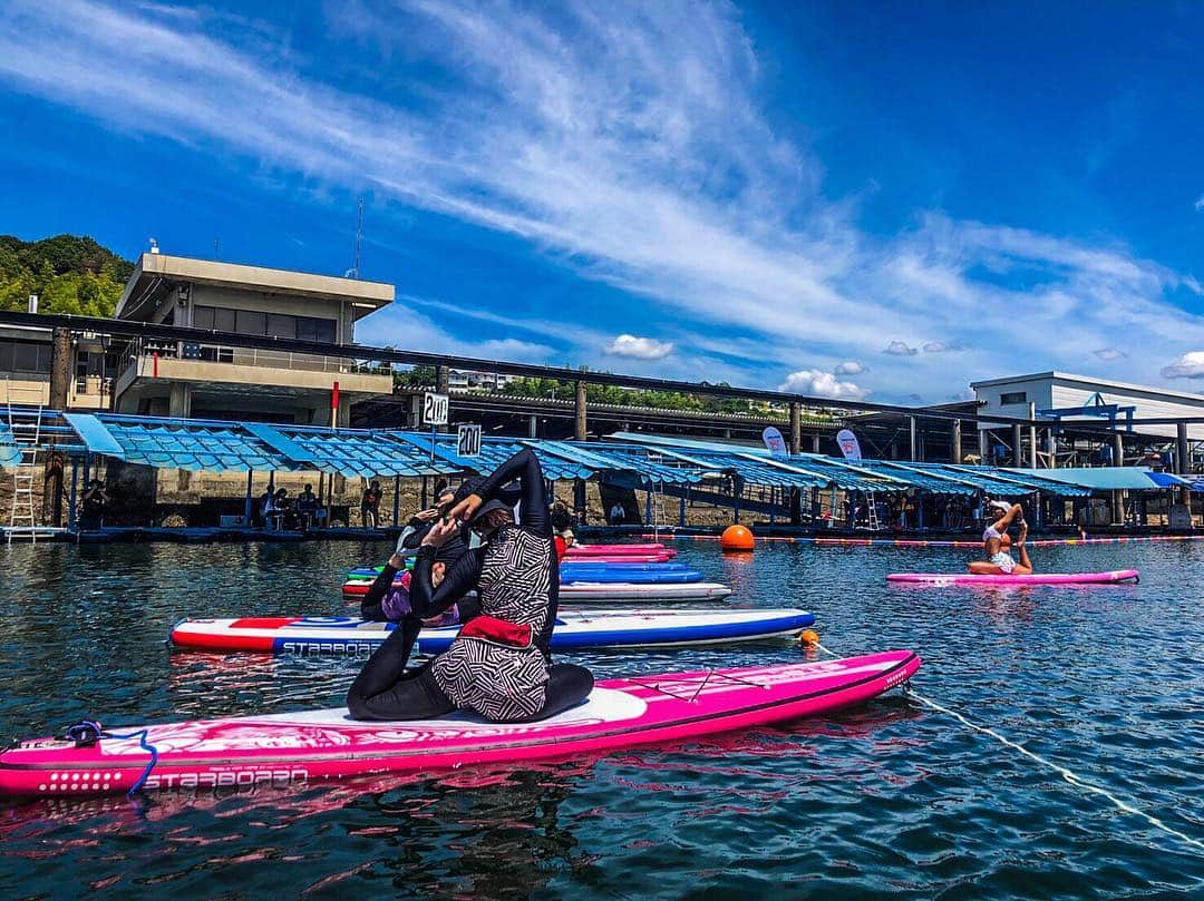 大下瞳美さんのインスタグラム写真 - (大下瞳美Instagram)「お盆休みはサップヨガイベント三昧🏄🏽‍♀️🏄🏽‍♀️🏄🏽‍♀️🏄🏽‍♀️🏄🏽‍♀️🏄🏽‍♀️ この日は宮島競艇イベント ウォーターパークフェス🤙🏽 子供から大人まで楽しめる参加型無料イベントで、サップヨガも無料でうけれちゃうイベントでした😆  競艇選手にもご参加いただきみんな楽しかった〜と言っていただけてよかったです❤︎ 夏はやっぱり海🏖 ビバ夏休みー！！ 海はみんなを笑顔に変えてくれる最高の場所😁  反面毎日海の事故も多発してます！安心安全に適切な海遊びを心掛けてくださいね！  今月末は、宮古島リトリートだよー😆😆来てくれるみんなはもう早く行きたいよねー！！ . .  ひとみの広島の夏はもう終わりかなぁ。  次回は、はいさい！沖縄！！ 宮古島で会いましょー❤︎❤︎❤︎❤︎❤︎❤︎❤︎❤︎❤︎❤︎❤︎❤︎❤︎ . . 広島イベント 8月17日AH!特別イベントアリスガーデンヨガジャック！！ 無料イベントヨガのヨの字もにっちもさっちもわからない方もヨガの先生もみんなごちゃ混ぜで広島のど真ん中アリスガーデンでヨガしよう！  先着でTシャツもプレゼントするよん🎁  お待ちしてまーす！！ #広島 #宮島#宮島競艇#競艇#ウォーターパーク #夏休み#海#瀬戸内海#広島観光#パルコ#アリスガーデン#ヨガフェス#サップヨガ#supyoga #yoga#hitomi#hiroshima#okinawa#yogaretreat #sup#starboard #inrandsea #supfitness #ボートパーク#日本サップヨガ協会 #日本サップヨガ協会ひとみ」8月13日 7時42分 - hitomiooshita