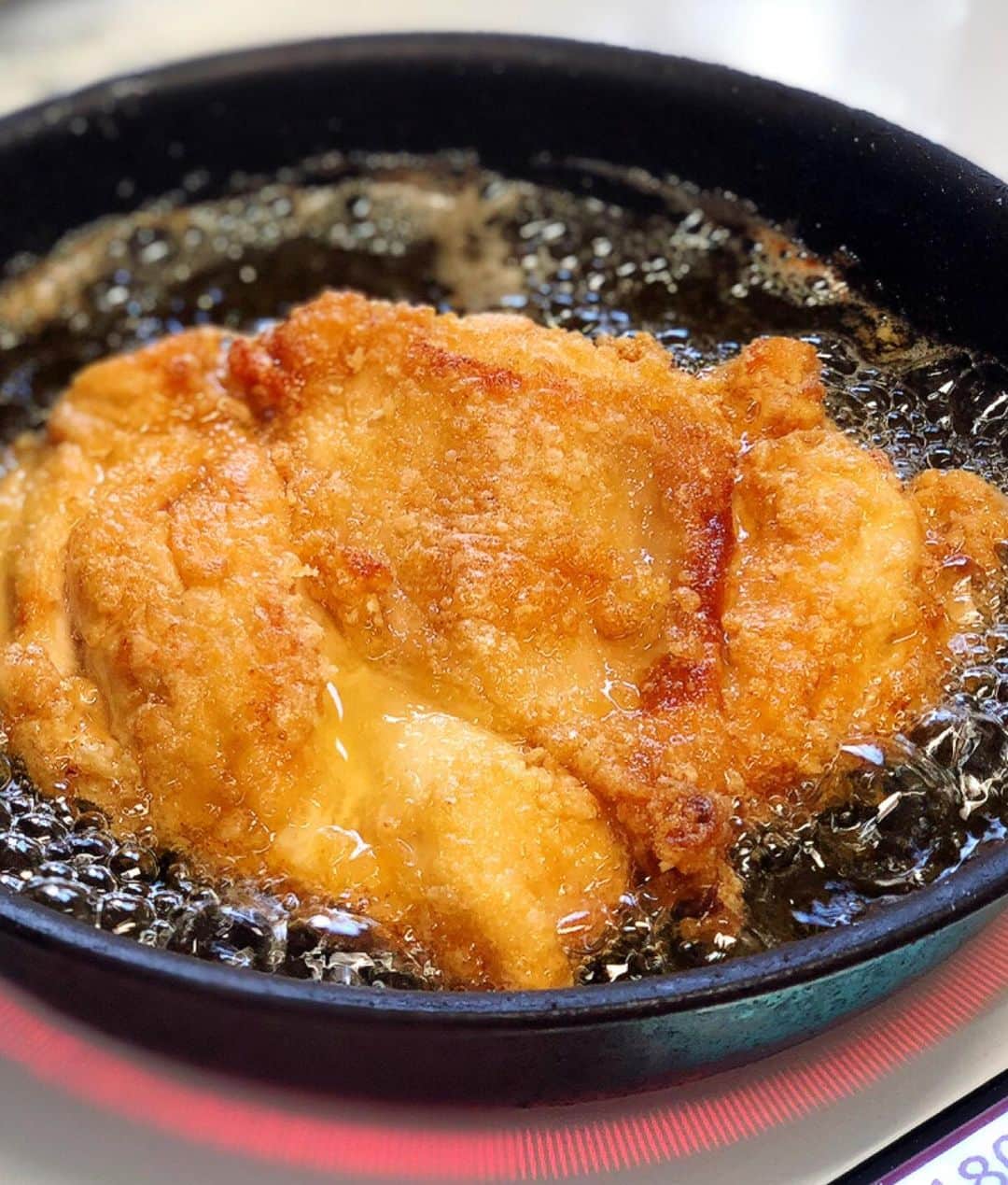 Mizuki【料理ブロガー・簡単レシピ】さんのインスタグラム写真 - (Mizuki【料理ブロガー・簡単レシピ】Instagram)「・ 【レシピ】 ♡鶏むね肉の唐揚げ♡ 梅おろしぽん酢 ・ おはようございます(*^^*) 今日ご紹介させていただくのは どどーん！と大きな鶏むね肉の唐揚げ♡ ボリューム満点！！だけど 梅おろしぽん酢で さっぱり食べられますよ♩  作り方は超簡単(*´艸`) 鶏肉は開いてボリュームアップ！！ 漬け込み不要！！ 少ない油で揚げ焼きで作れます♡ ・ ・ ーーーーーーーーーーーー 【2〜3人分】 鶏むね肉...大1枚(300g) ●酒・醤油...各小2 ●生姜チューブ...2cm 大根...5cm 梅干し...1〜2個 片栗粉・サラダ油・ぽん酢・ねぎ...各適量  1.大根はすりおろして軽く水気を切る。梅干しは種を除いて実を叩いておく。鶏肉は身の厚い部分を開いて全体をフォークで刺し、●を揉み込み片栗粉をまぶす。 2.(小さめの)フライパンに5mmのサラダ油を中火で熱し、鶏肉を入れ、両面色よく揚げ焼きにする。火が通ったら油を切り、食べやすい大きさに切って器に盛り付ける。 3.2に大根おろしと梅を乗せ、ぽん酢をかける。(あれば)小口切りにしたねぎをトッピングする。 ーーーーーーーーーーーー ・ ・ ブログにはポイントも書いているので よかったらご覧下さいね(*^^*) ・ ・  #ブログ更新しました ・ ・  ブログ(レシピ)はホームのリンクよりご覧下さい↓ @mizuki_31cafe 【Mizuki公式ラインブログ】 https://lineblog.me/mizuki_official/ ・ ・ #おろしポン酢#ポン酢#鶏むね肉#唐揚げ #Mizuki#簡単レシピ#時短レシピ#節約レシピ#料理#レシピ#フーディーテーブル#ブログ#おうちごはん#おうちカフェ#デリスタグラマー#マカロニメイト#料理好きな人と繋がりたい#料理ブロガー#おうちごはんlover #foodpic#food#follow#cooking#recipe#lin_stagrammer」8月13日 7時47分 - mizuki_31cafe