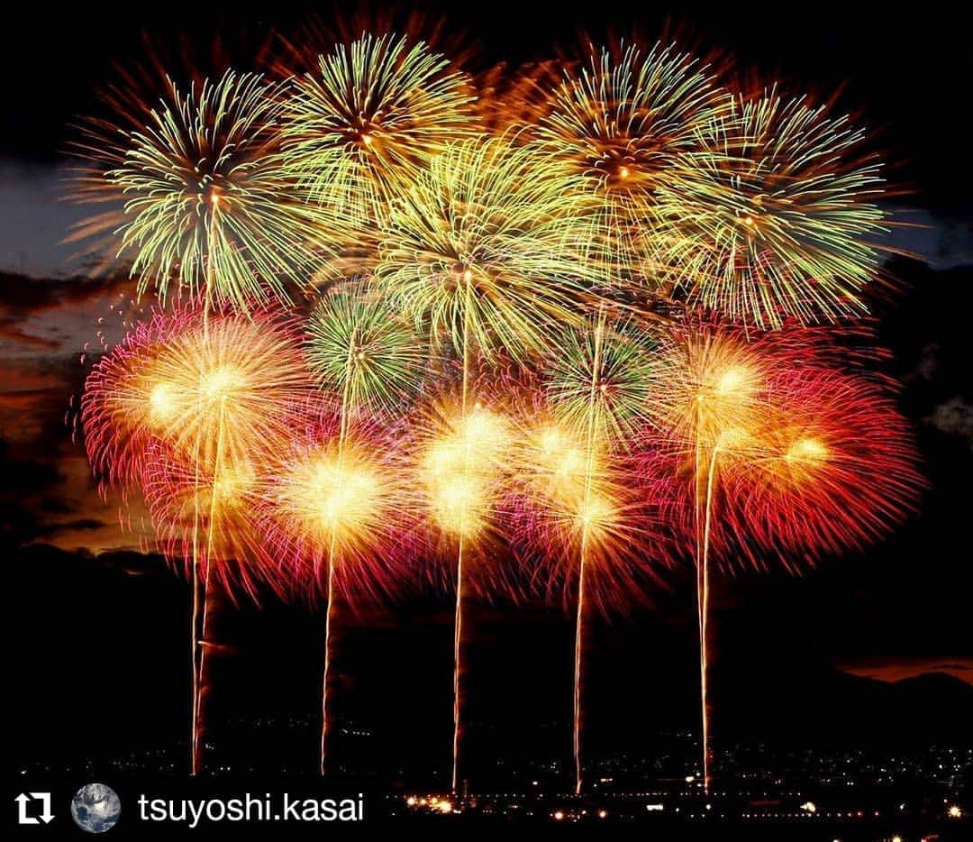 カメラのキタムラさんのインスタグラム写真 - (カメラのキタムラInstagram)「Repost @tsuyoshi.kasai 様 • • • • • • 神明の花火  2019 08 07  location Yamanashi Prefecture  #tokyocameraclub #art_of_japan #jaw_dropping_shot #sky_marvels #fireworks  #IG_PHOS #市川三郷町  #ig_skyvibes #nationalparksjp. #longexposure_japan  #deaf_b_j_ #vivid_impact #sorakataphoto  #ptk_japan #PASHADELIC #a_j_photo #47canon2019  #japan_of_insta #picture_to_keep #IG_JAPAN #canon  #神戸カメラ部  #my_eos_photo  #キタムラ写真投稿 #japan #yamanashi  #夕空  #line_and_points  #花火  #神明の花火」8月13日 7時58分 - camera_kitamura