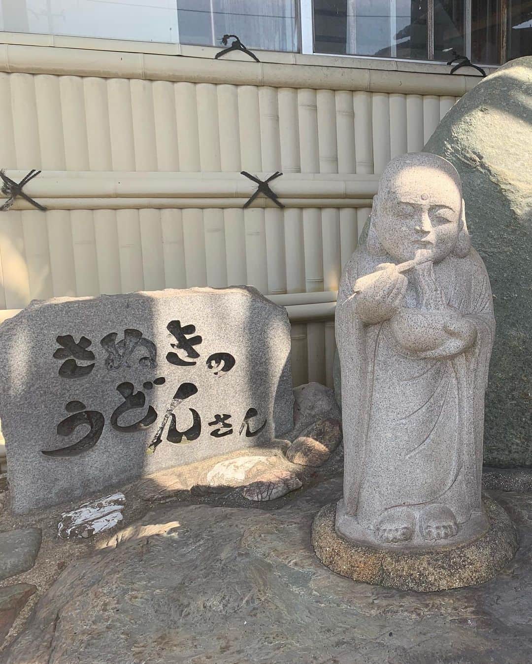 日下裕江さんのインスタグラム写真 - (日下裕江Instagram)「今回、香川県の讃岐うどん巡りをするという事で誘われたのですが、、、 なんとメンバーが、 母の同級生‼︎w  1人は幼い頃から知っている 母の親友ですが、 その他初めましての大人達に囲まれ なんとも不思議な旅が始まろうとしているwww  そして目標としている うどん屋巡り件数が6軒😳‼️⁉️ どんな旅になることやら…  なんとも愉快なメンバーです(*´艸`)笑  1軒目は讃岐手打ちうどん『まごころ』  色んなメニューがありましたが、 人気の『あおさうどん』にしました✨  柔らかな麺で さっぱり美味しかった😋  #讃岐うどん巡り #讃岐うどん #讃岐うどんまごころ #香川旅行 #讃岐旅行 #不思議なメンバー #愉快なメンバー #あおさうどん #手打ちうどん」8月13日 7時55分 - hiroe___h