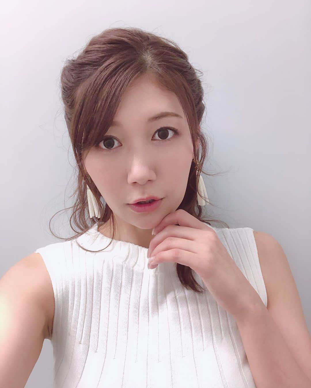 穂川果音さんのインスタグラム写真 - (穂川果音Instagram)「<hair style>  巻き巻きハーフアップ♪ 後ろは編み込みにしてもらったよ！  #アベプラ #abematv  #weather #weatherforecast #気象予報士 #穂川果音 #instastyle #instahair  #ヘアアレンジ #巻き髪 #hair #hairstyle #hairarrange #ほかのん #hairstyles #イヤリング #hairstyling #おしゃれ #夏コーデ #ダウンスタイル #ハーフアップ  #巻き髪アレンジ #編み込みアレンジ」8月13日 8時03分 - hokawakanonn