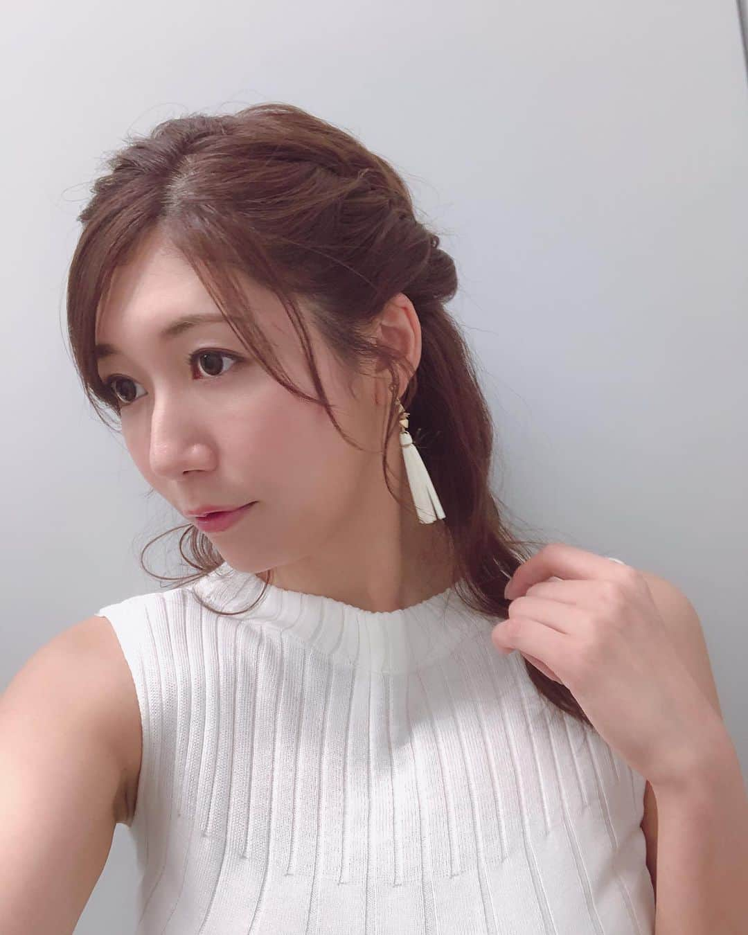 穂川果音さんのインスタグラム写真 - (穂川果音Instagram)「<hair style>  巻き巻きハーフアップ♪ 後ろは編み込みにしてもらったよ！  #アベプラ #abematv  #weather #weatherforecast #気象予報士 #穂川果音 #instastyle #instahair  #ヘアアレンジ #巻き髪 #hair #hairstyle #hairarrange #ほかのん #hairstyles #イヤリング #hairstyling #おしゃれ #夏コーデ #ダウンスタイル #ハーフアップ  #巻き髪アレンジ #編み込みアレンジ」8月13日 8時03分 - hokawakanonn