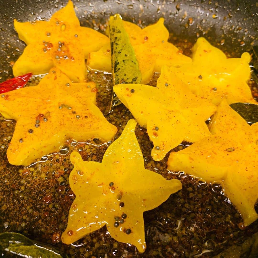 一条もんこさんのインスタグラム写真 - (一条もんこInstagram)「徒然なるままにスパイス。  スターフルーツのアチャール。  酸っぱいスターフルーツも火入れをすると甘みが増して美味しくなります。 甘酸っぱくて美味しい。 #アチャール#スパイス#スパイス料理#自作#スターフルーツ#インド料理#創作料理#夏料理#漬け物#副菜#断面萌え#一条もんこ」8月13日 8時12分 - monko1215