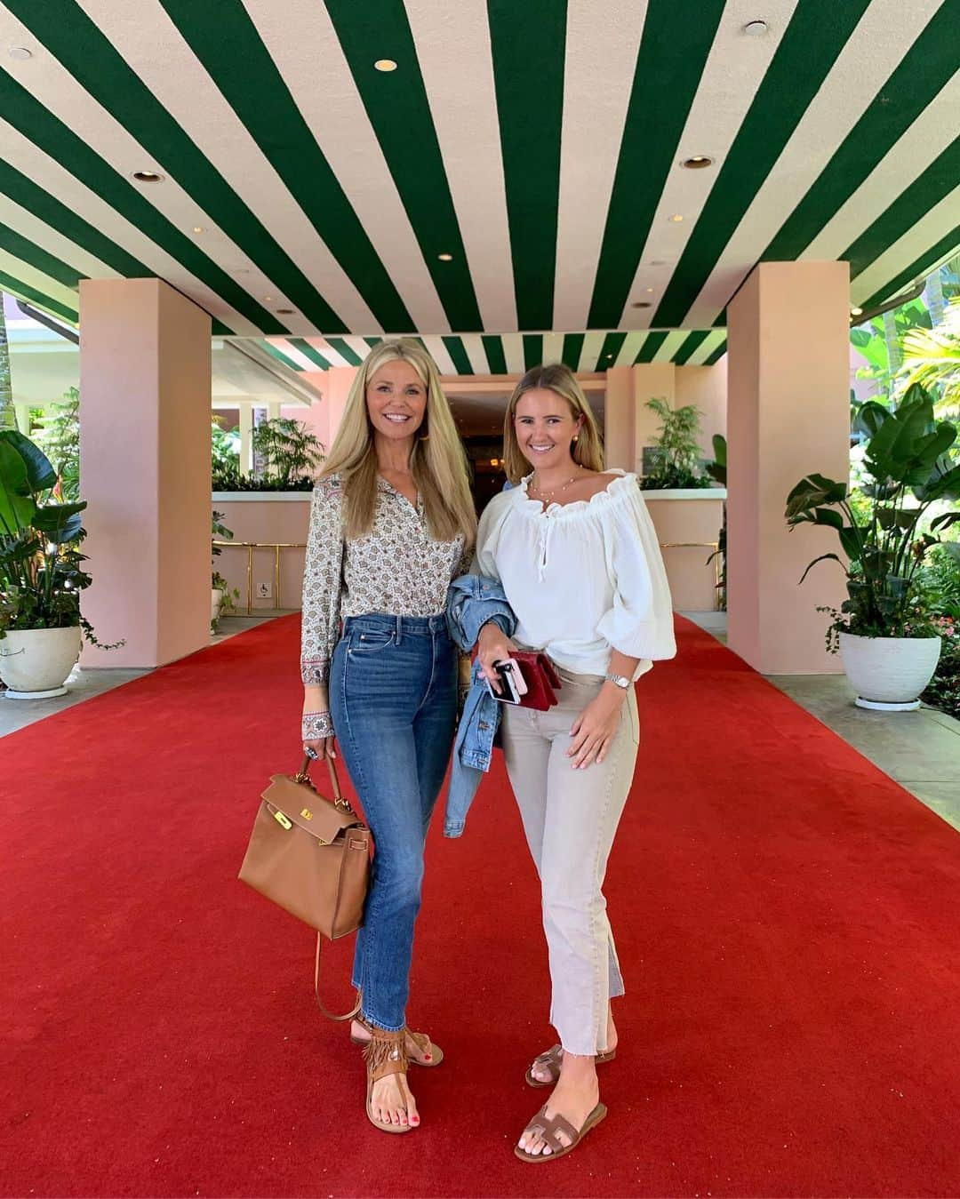 クリスティ・ブリンクリーさんのインスタグラム写真 - (クリスティ・ブリンクリーInstagram)「They roll out the red carpet for us wherever we go ! With my fabulous assistant Kate! Thank You Polo Lounge !😜😘」8月13日 8時14分 - christiebrinkley