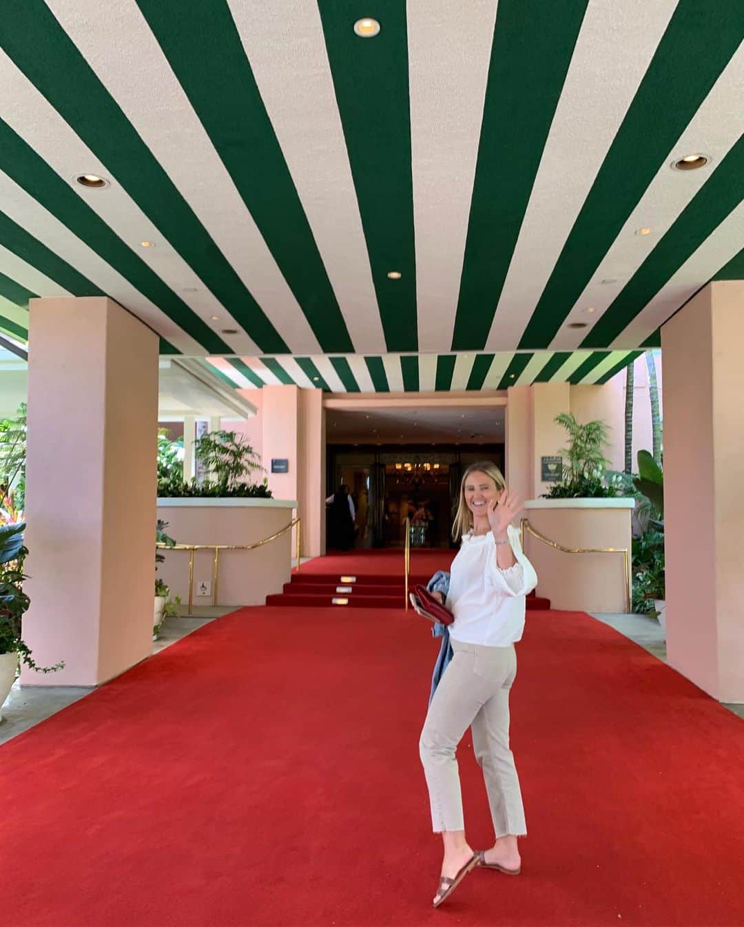 クリスティ・ブリンクリーさんのインスタグラム写真 - (クリスティ・ブリンクリーInstagram)「They roll out the red carpet for us wherever we go ! With my fabulous assistant Kate! Thank You Polo Lounge !😜😘」8月13日 8時14分 - christiebrinkley