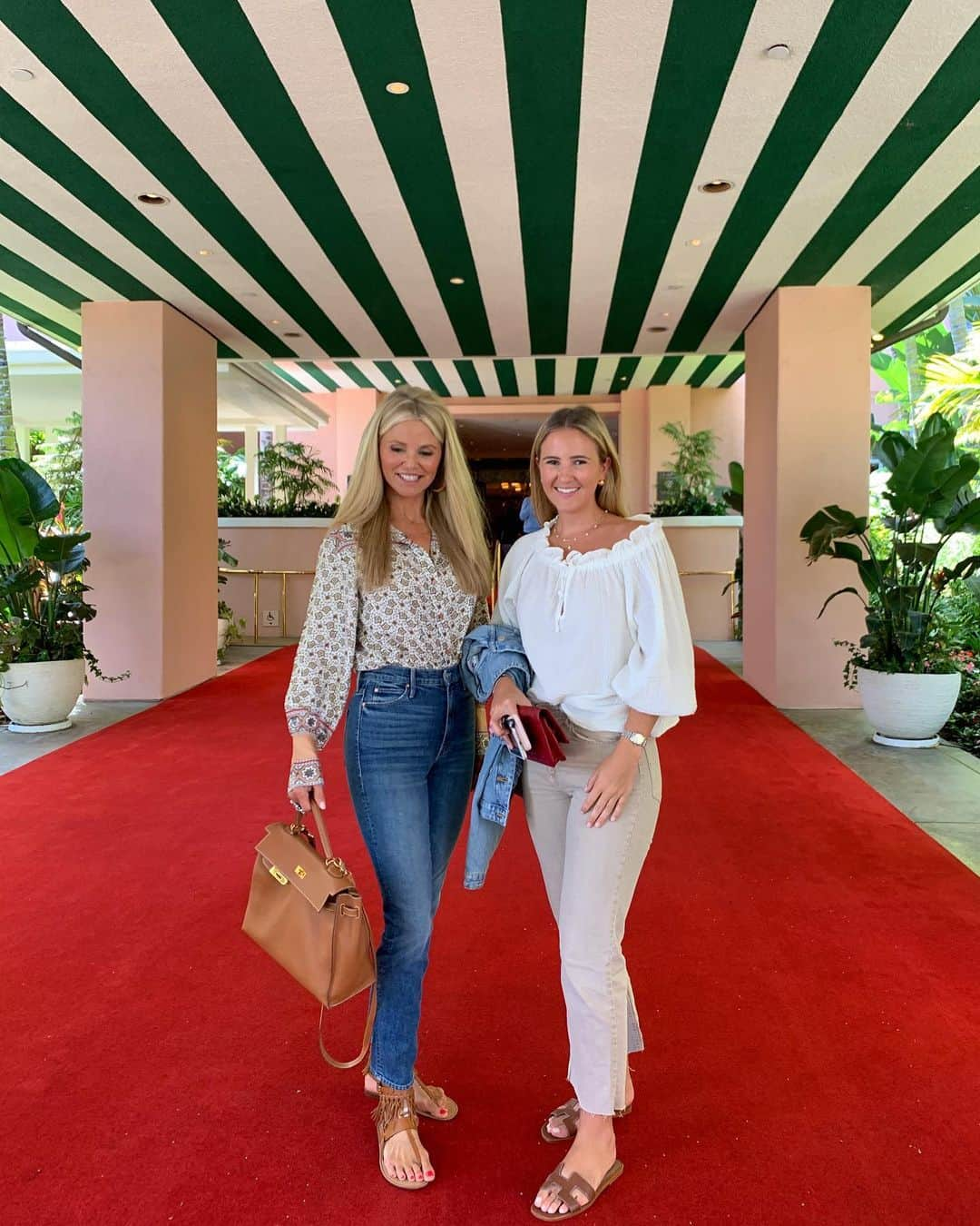 クリスティ・ブリンクリーさんのインスタグラム写真 - (クリスティ・ブリンクリーInstagram)「They roll out the red carpet for us wherever we go ! With my fabulous assistant Kate! Thank You Polo Lounge !😜😘」8月13日 8時14分 - christiebrinkley