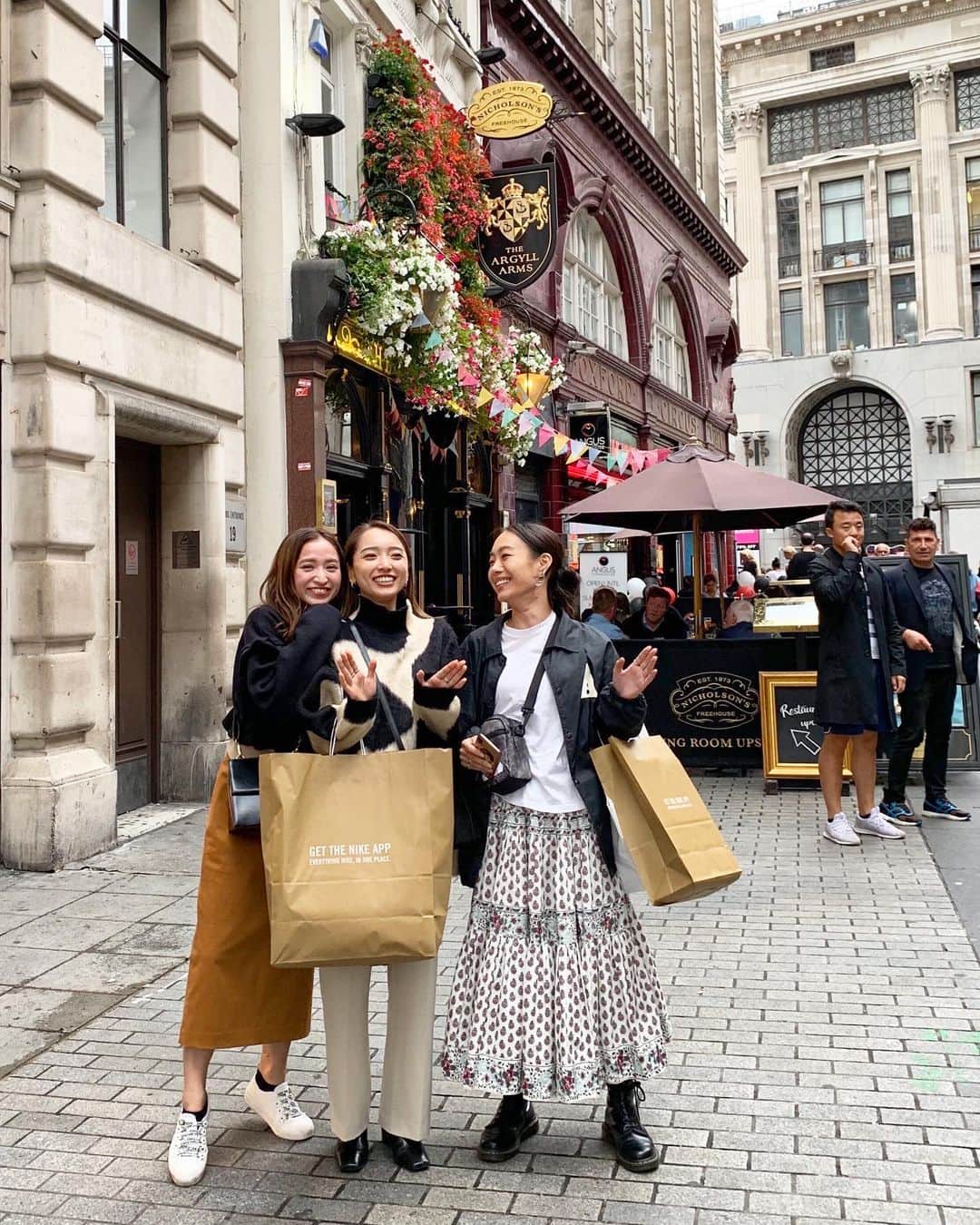 かんだまのインスタグラム：「寒すぎてビックリして牛みたいなニット買ったらみんなにいじられたけど、やろうとしてることの素敵な収穫があったからよかった🇬🇧 明日からはラストNY🗽」