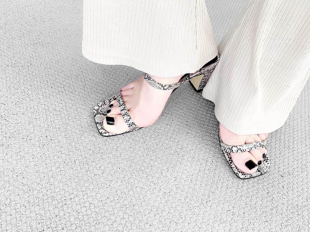 lve_xxxxのインスタグラム：「.﻿ .﻿ PYTHOooooooN 🐍﻿ ﻿ @lveu.official ﻿ ☑︎ Square toe heel sandals﻿ ﻿ 人気のサンダル。﻿ ヒールにストラップ…痛そうだけど﻿ 見た目より歩きやすいです🙆‍♀️﻿ ﻿ ﻿ #足元倶楽部 #足元くら部﻿ #PYTHON #🐍 #sandal #👡﻿ #LVEU. #ラブユ﻿ ﻿」