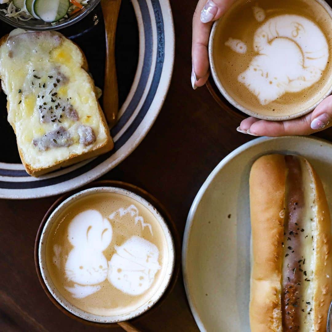 きょん。さんのインスタグラム写真 - (きょん。Instagram)「. .  うさぎとぼく @usaboku  小山の てっぺんを目指す うさぎとぼく。  浮き輪で ぷかぷか浮かんだ 優雅なネコ。  ゆるめの アウトドア。  #うさぎとぼく #coffee#latte#rabbit」8月13日 8時29分 - kyon_tokiiro