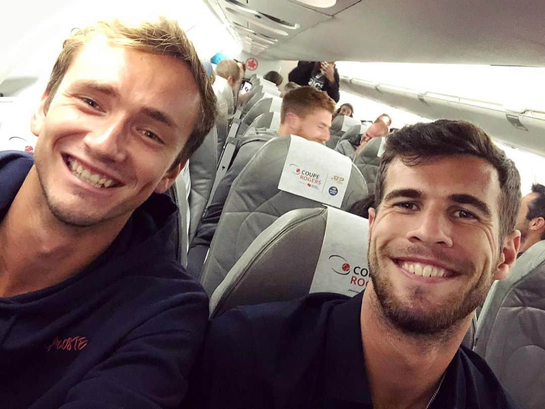 カレン・ハチャノフのインスタグラム：「2 days ago opponents on court..today friends again!🤓 @medwed33  Arrived in Cincinnati✈️  // 2 дня назад соперники на корте..сегодня уже опять друзья!🤓 Прилетели в Цинциннати✈️ #TennisLife #Friends」