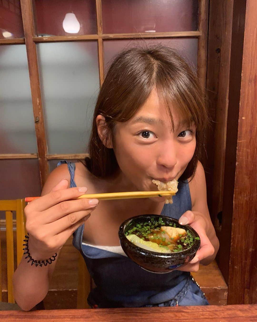 岡副麻希さんのインスタグラム写真 - (岡副麻希Instagram)「🌺﻿ 湯気ごしに失礼します🤤🍴💫﻿ ﻿ ﻿  #豚しゃぶ﻿ #ちゅるちゅる吸えちゃうおいしさ﻿ #バラ🌹﻿ #もずく#海ぶどう#だいすき﻿ #2019夏#ご褒美みたいなお仕事﻿ ﻿ 今日からまた本州でお仕事がんばります🐒🧡﻿ ﻿お盆休み、台風の影響が心配ですね。 最新の情報を確認し注意してくださいね！#油断大敵 ﻿ 👗#tedbaker#tedbakerjapan」8月13日 8時35分 - maki_okazoe_official