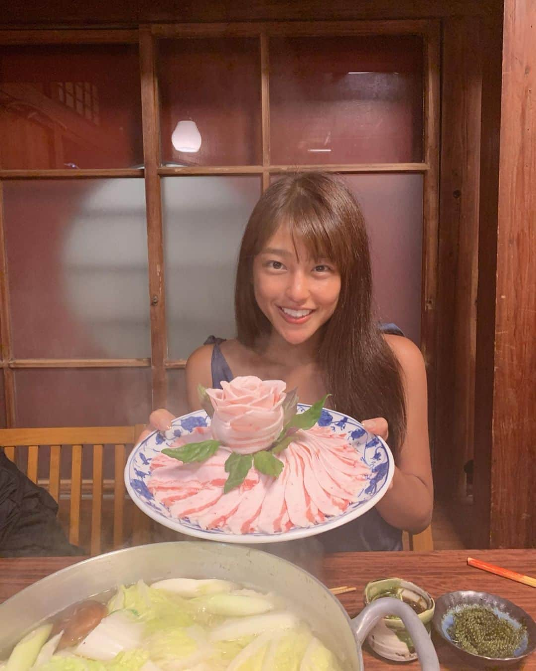 岡副麻希さんのインスタグラム写真 - (岡副麻希Instagram)「🌺﻿ 湯気ごしに失礼します🤤🍴💫﻿ ﻿ ﻿  #豚しゃぶ﻿ #ちゅるちゅる吸えちゃうおいしさ﻿ #バラ🌹﻿ #もずく#海ぶどう#だいすき﻿ #2019夏#ご褒美みたいなお仕事﻿ ﻿ 今日からまた本州でお仕事がんばります🐒🧡﻿ ﻿お盆休み、台風の影響が心配ですね。 最新の情報を確認し注意してくださいね！#油断大敵 ﻿ 👗#tedbaker#tedbakerjapan」8月13日 8時35分 - maki_okazoe_official