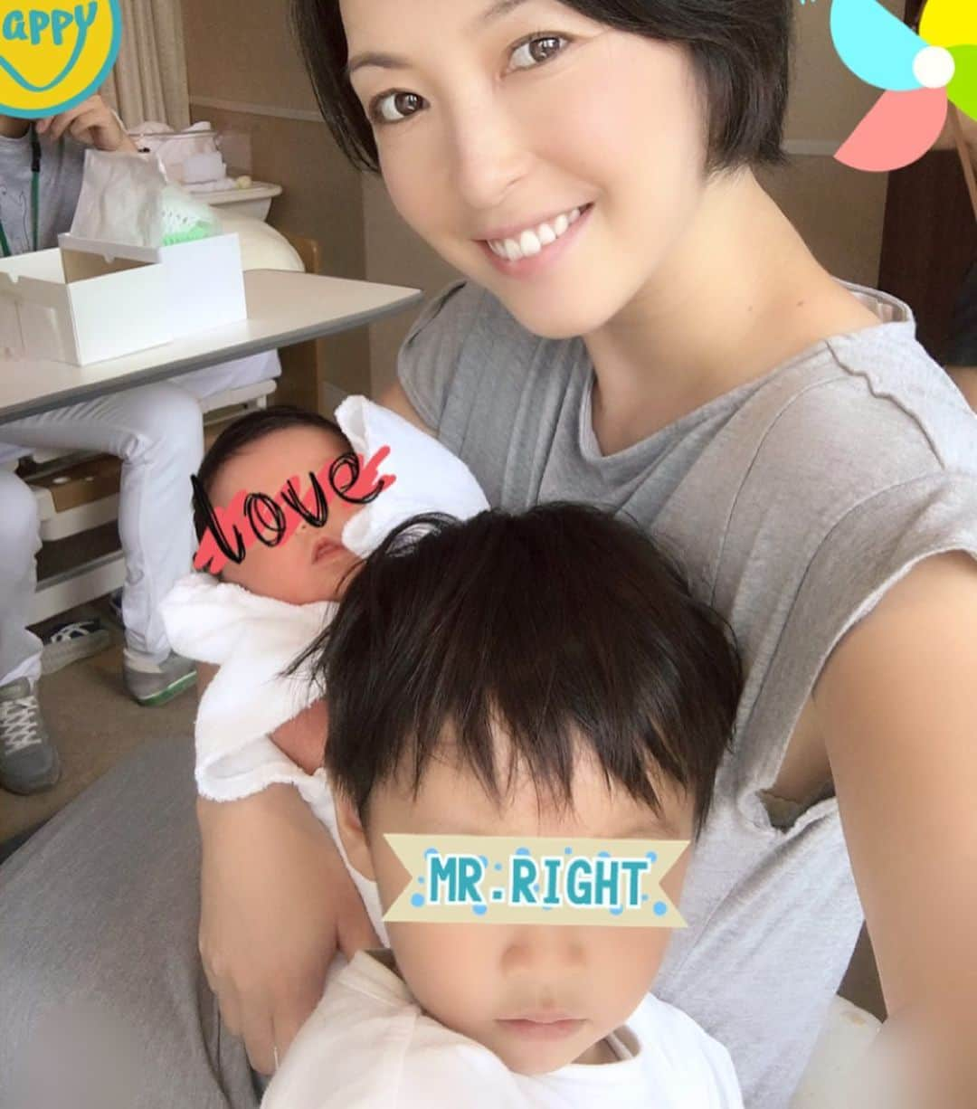 蒲生麻由さんのインスタグラム写真 - (蒲生麻由Instagram)「昨日、息子達が初対面🌸﻿ ﻿ 赤ちゃん可愛い😍﻿ と頭をヨシヨシしたり、﻿ ミルクをあげてると、僕がやる❣️﻿ と、言って既にお兄ちゃんキャラ発揮。﻿ そして、ミルクあげてる時のこの真剣な顔w﻿ ﻿ まだまだこれからだけど、﻿ とりあえず、初対面は好感触❣️ ﻿ ﻿ 会えなかったこの数日で、﻿ 兄のハルの成長をすごく感じ、﻿ 嬉しいし、誇らしい反面、﻿ 『もう、赤ちゃんじゃないんだなぁ』﻿ としみじみ。。。﻿ なんだか母が複雑な気持ち😭﻿ ﻿ 母にとってはいつまでも赤ちゃんよ。﻿ ﻿ #産後3日目 #兄と弟の初対面 #兄弟﻿ #お兄ちゃんキャラ発揮 #一安心 ﻿ #babyboys  #兄と弟 #brother ﻿ #mamalife #4人家族になりました ﻿ #男の子ママ ﻿」8月13日 8時44分 - mayugamo_lamana