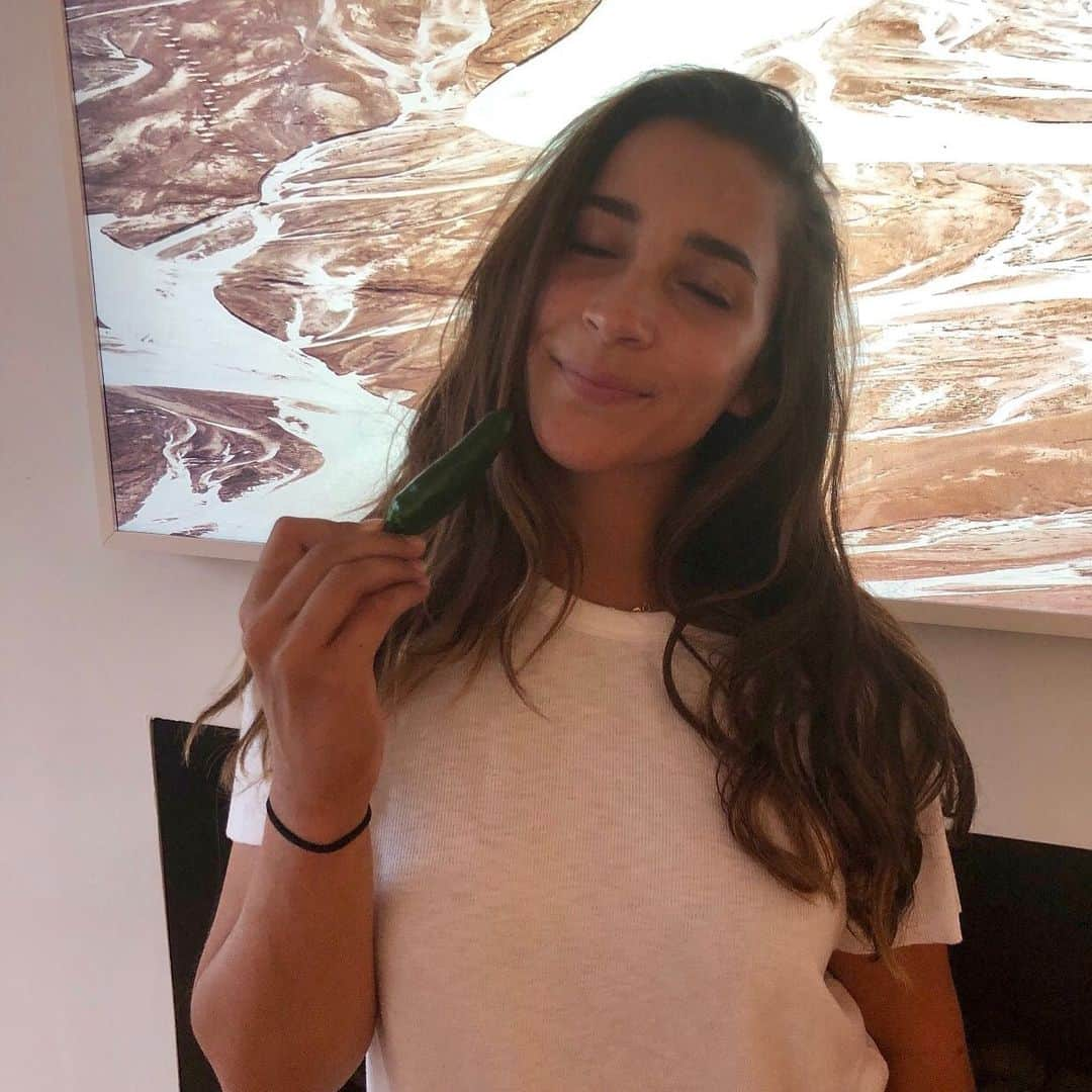 アリー・レイズマンさんのインスタグラム写真 - (アリー・レイズマンInstagram)「Gardening brings me so much happiness 😂 Anyone want a jalapeño??」8月13日 8時45分 - alyraisman