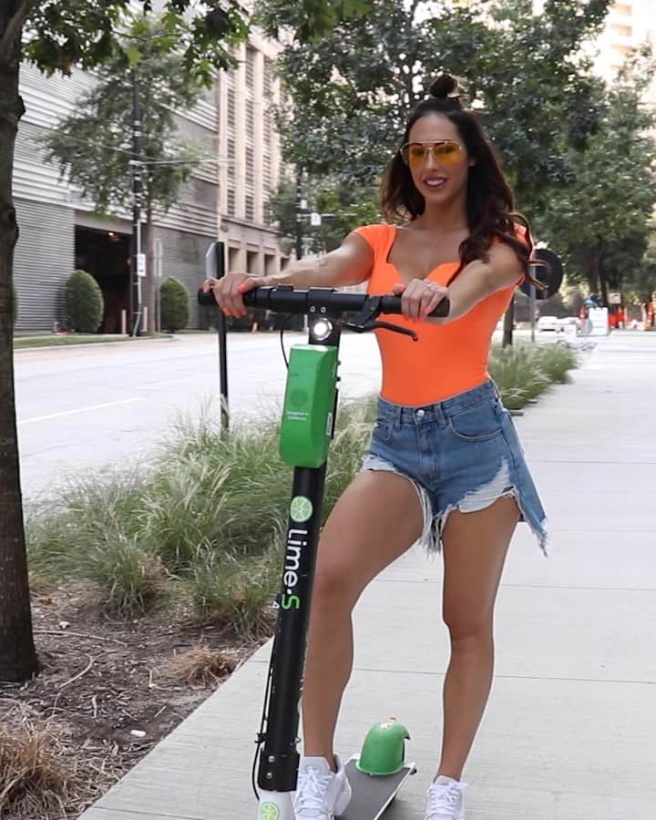 ホープ・ビールのインスタグラム：「Dallas days powered by @BangEnergy #champagne Follow the Inventor of Bang: @BangEnergy.CEO  #BangEnergy #EnergyDrink」