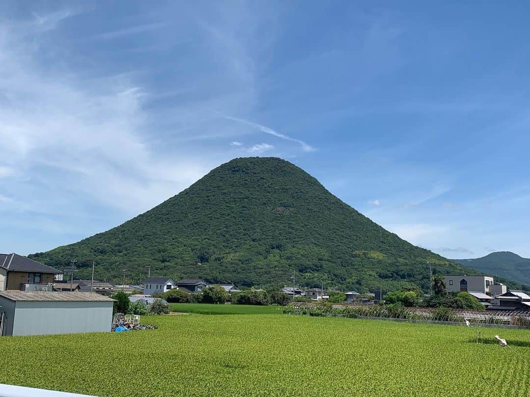 のインスタグラム：「『讃岐富士』🗻✨ 通称:飯野山  東北とはまた違って ポコポコと小さな山が多い 西日本。  讃岐富士は特に ポッコリとんがった感じが可愛らしい💕  #讃岐富士 #飯野山 #香川県 #讃岐 #西日本の山」