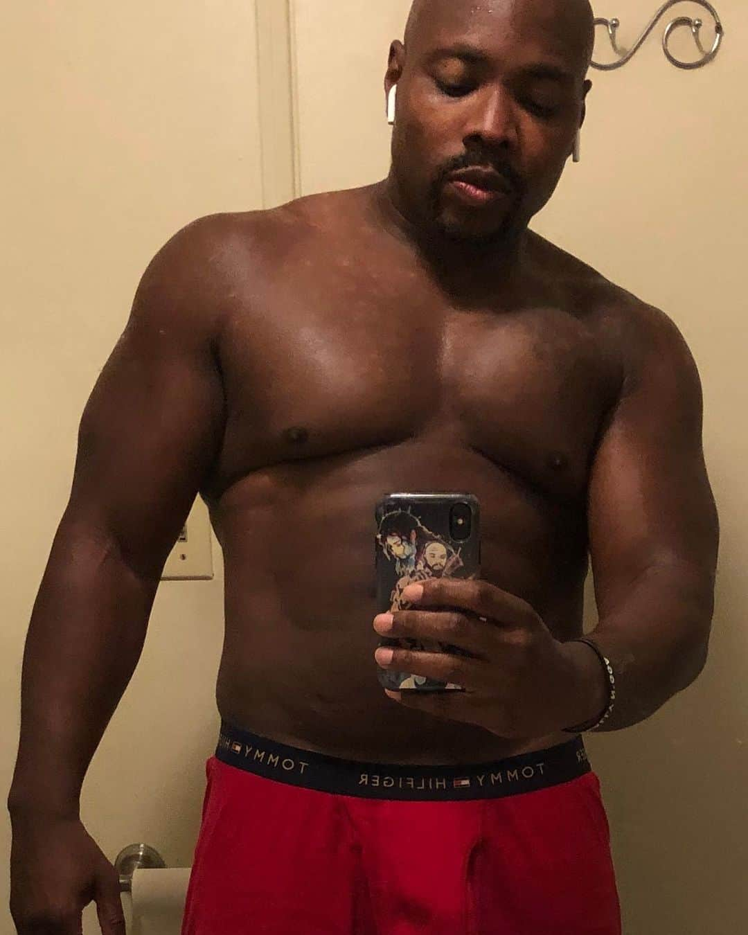 ページ・ケネディさんのインスタグラム写真 - (ページ・ケネディInstagram)「Is chocolate 🍫 #KingSizeSnickers a part of your diet of nah? #HotBoySummer #AnyYouGayCommentsGetsYouBlocked #AndYoBitchTaken #SufferPerverts」8月13日 8時52分 - pagekennedy